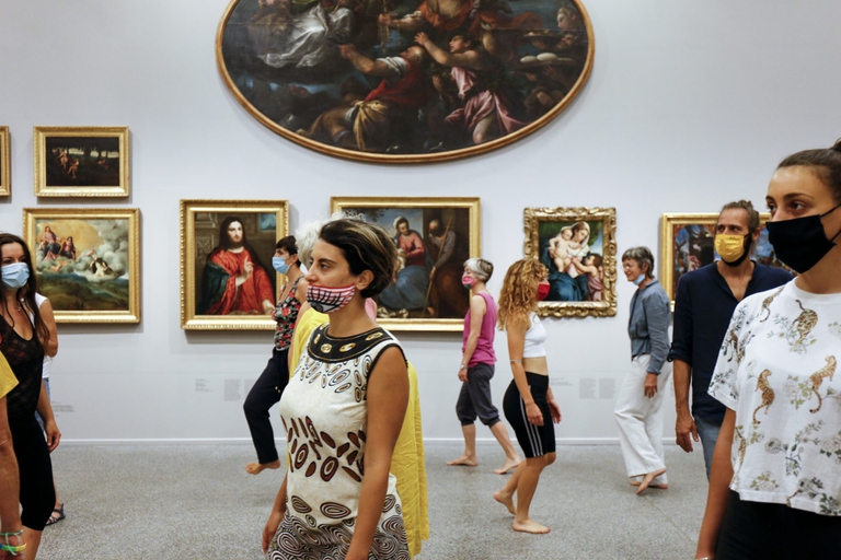 Il gruppo di danzatori esplora la sala museale