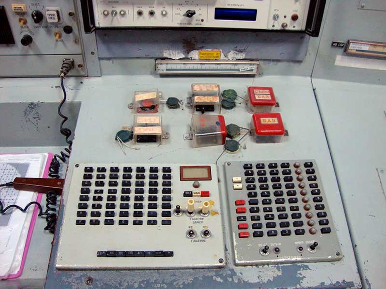 Un'immagine interessante. In alto si vedono i sei pulsanti d'emergenza sigillati nella stanza di controllo 1 dell'impianto di Chernobyl, tra cui il pulsante di spegnimento EPS-5 impiegato durante il primo incidente del 1982.