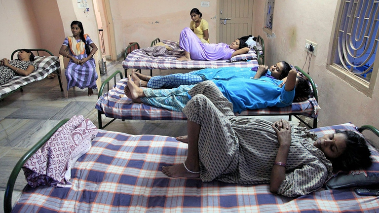 Il mercato delle madri surrogate, dell'utero in affitto, in India, cresce del 20% annuo.