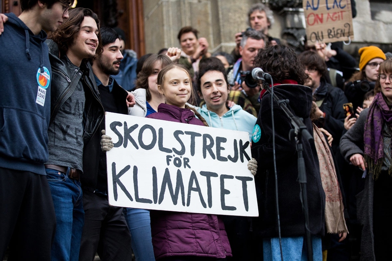 Greta Thunberg davos cartello sciopero
