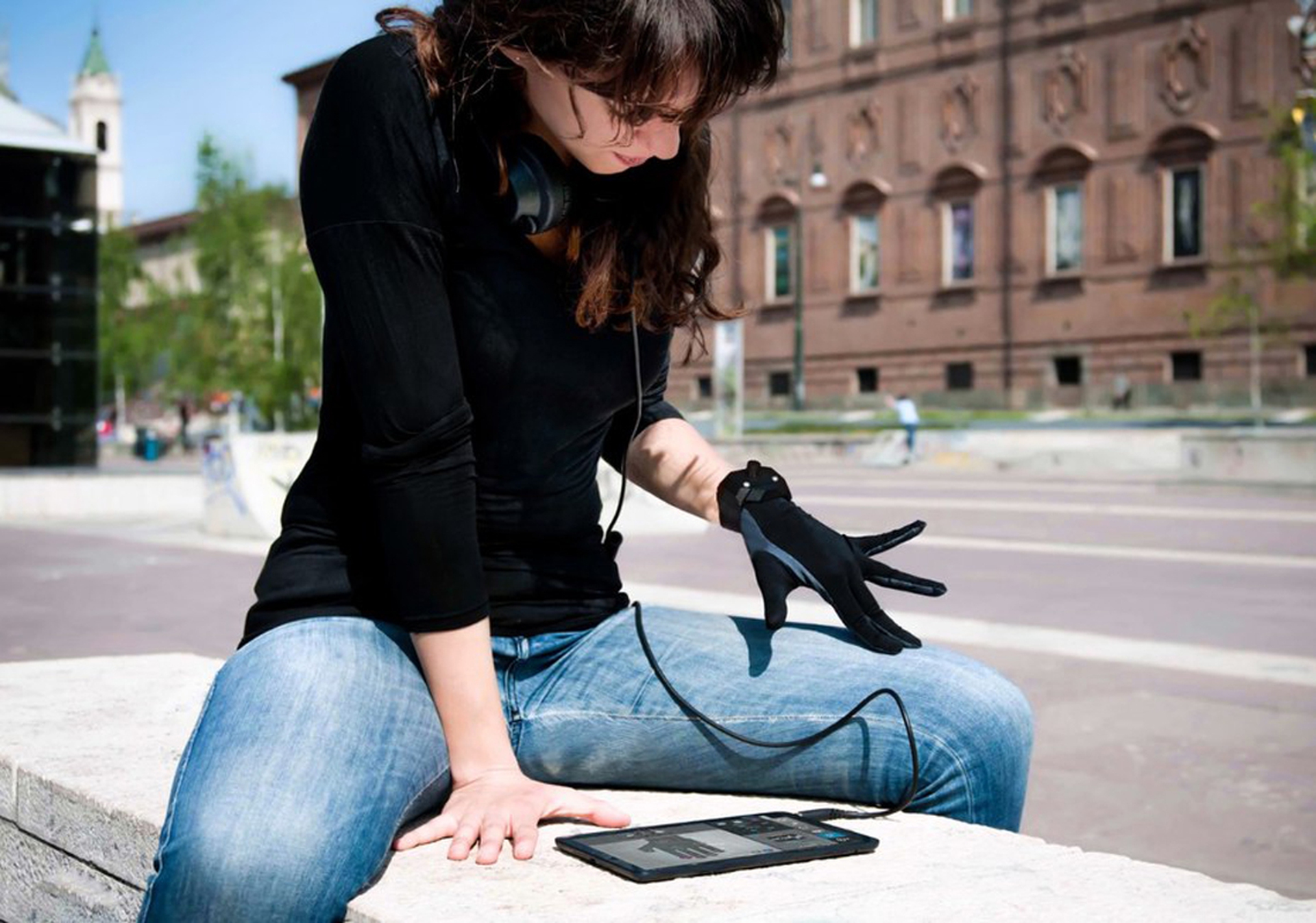 remidi-t8-wireless-midi-controller-glove-Users can configure each sensor to trigger samples, notes or presets when the sensor hits any surface