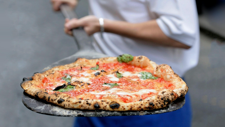 I ristoranti e le pizzerie gestite da italiani all’estero sono 72mila, e incassano oltre 27 miliardi di euro l’anno. Tutto il business pizza nel mondo vale oltre 62 miliardi di euro.