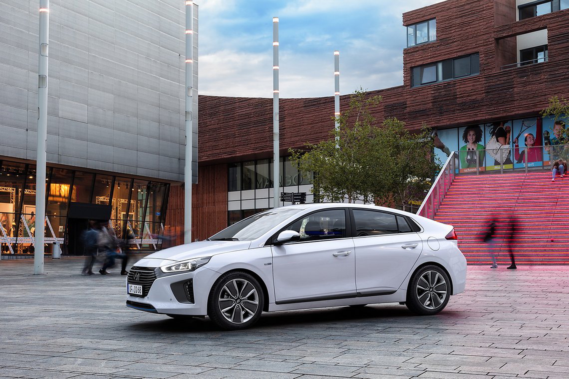 La Hyundai Ioniq in tre versioni: ibrida, ibrida plug-in ed elettrica