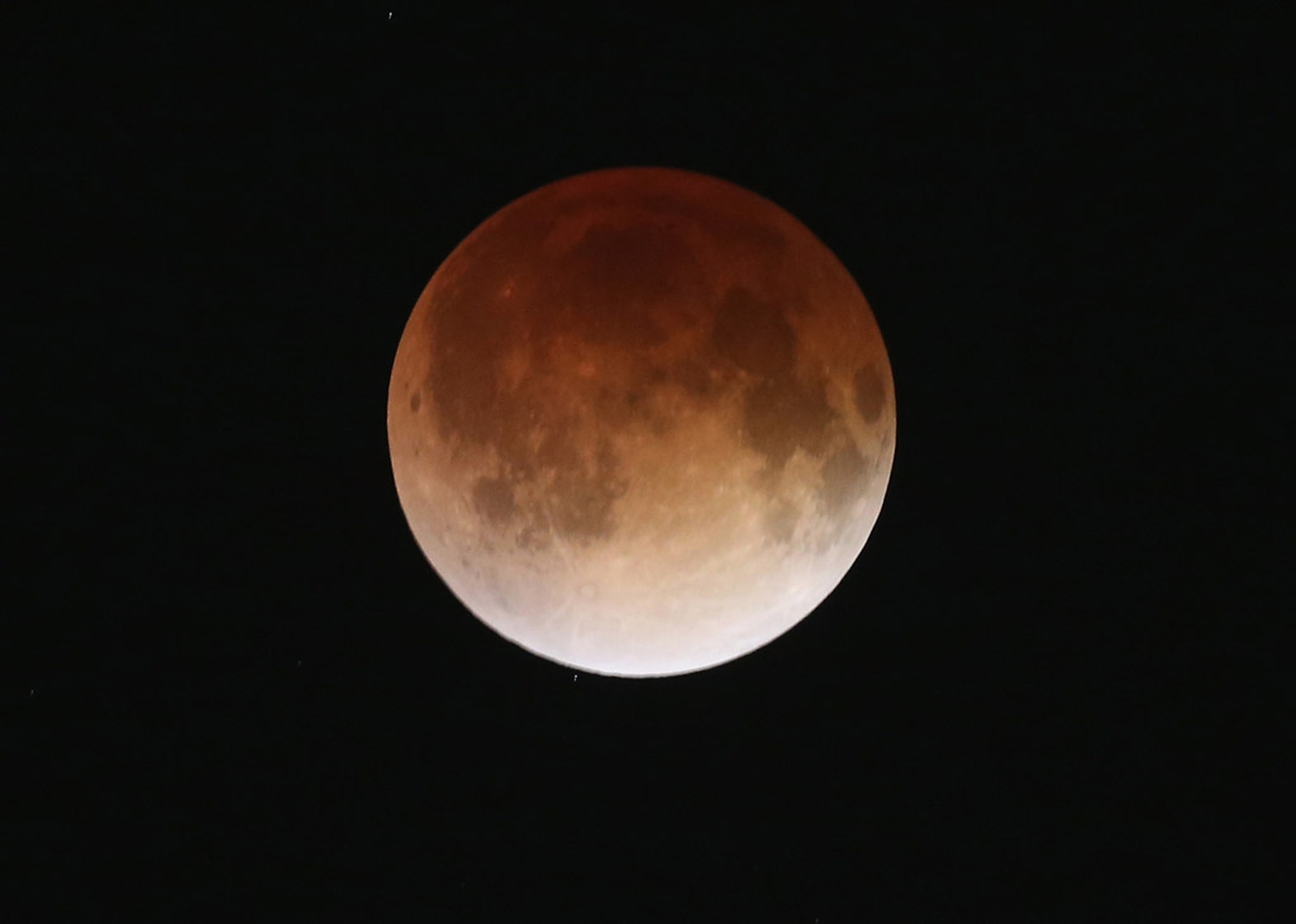 Le bellissime foto della prima eclissi di Luna del 2014