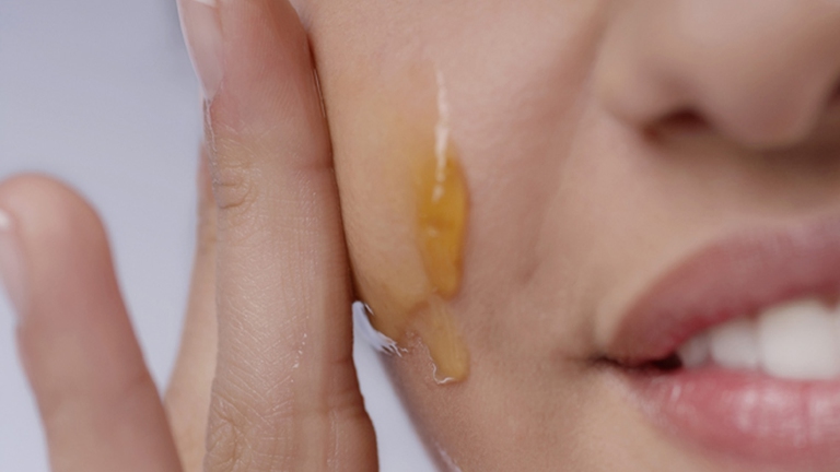 Il miele si può applicare direttamente sulla pelle, come una maschera - Ingimage