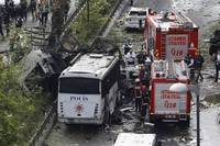 Bomba esplode a Istanbul, undici morti. Nel mirino agenti della polizia