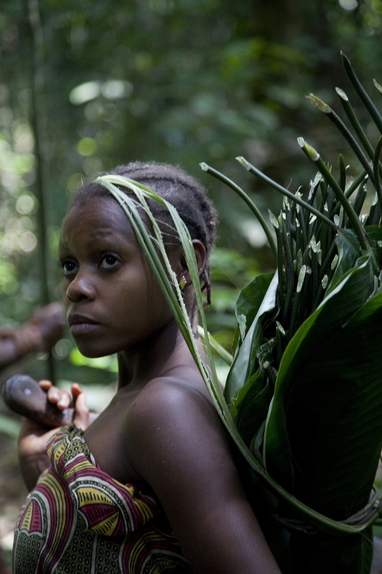 Jeil, membro della tribù Baka nella foresta