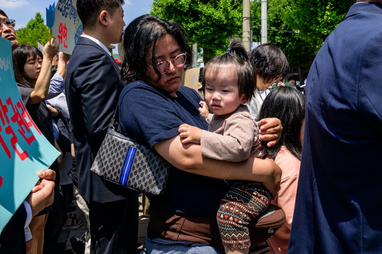 I genitori e i bambini che hanno dato vita alla causa
