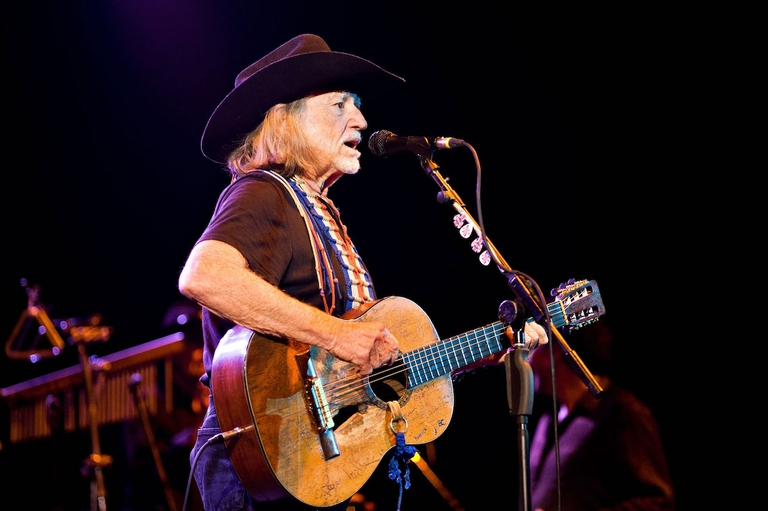 Willie Nelson durante un live all'Hammersmith Apollo di Londra.