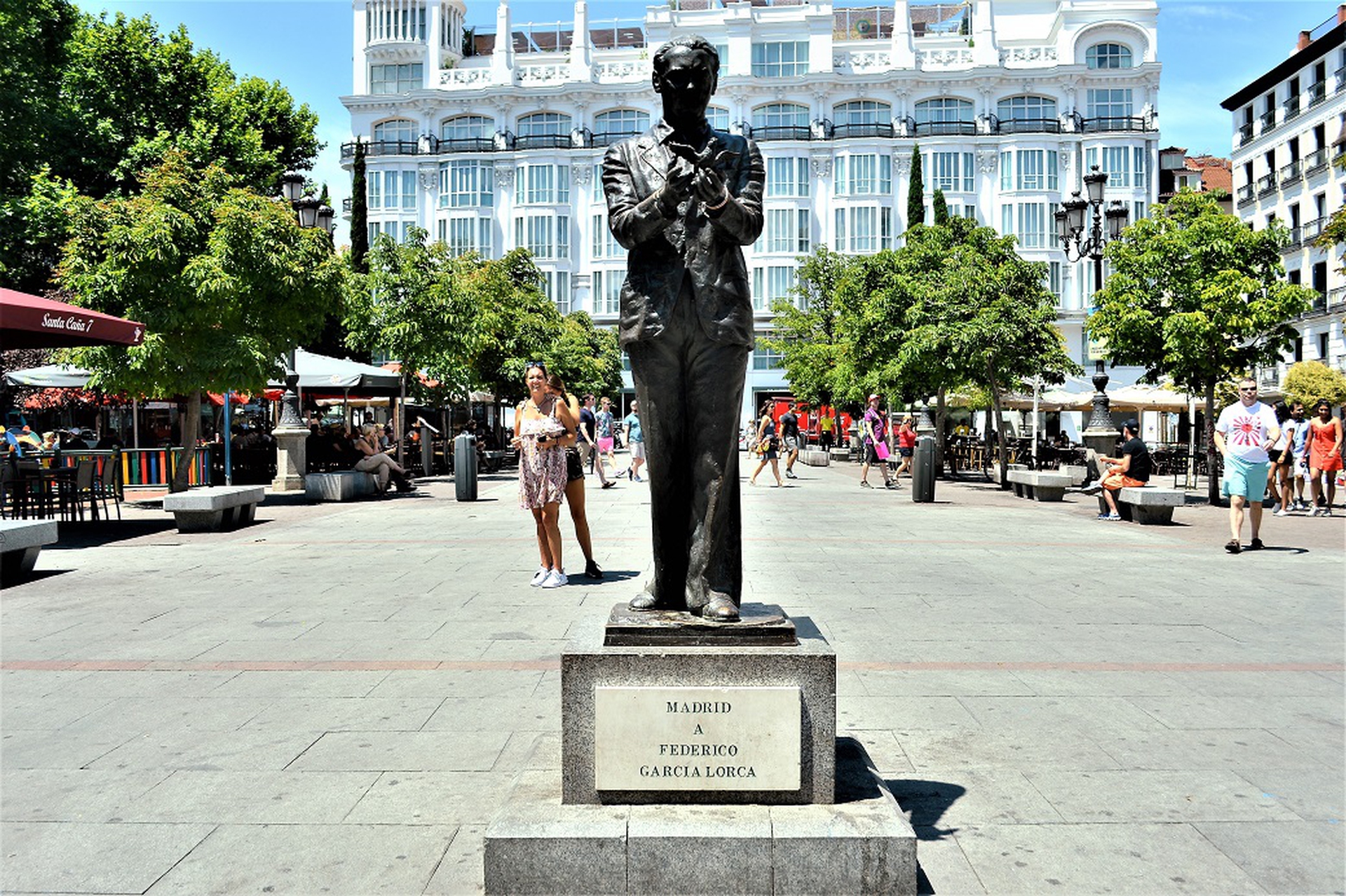 La statua di Federico García Lorca è in calle del Príncipe