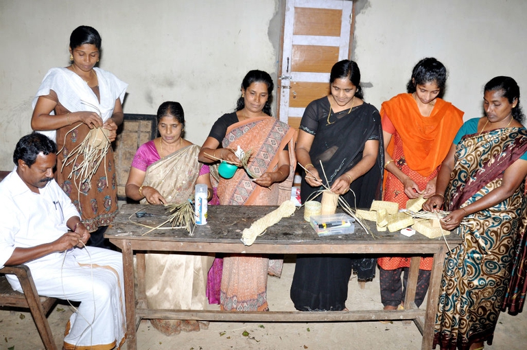 10_Vetiver handicraft making_group practising the basket making
