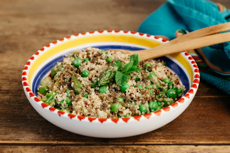insalata di quinoa con asparagi e piselli 