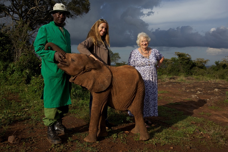 Daphne Sheldrick con dei volontari del David Sheldrick Wildlife Trust