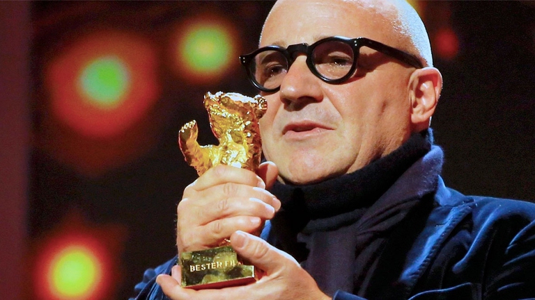 "Il mio pensiero più profondo va a tutti coloro che non sono mai arrivati a Lampedusa, a coloro che sono morti", dice, "dedico questo lavoro ai lampedusani che mi hanno accolto e hanno accolto le persone che arrivavano. È un popolo di pescatori e i pescatori accolgono tutto ciò che arriva dal mare. Questa è una lezione che dobbiamo imparare".