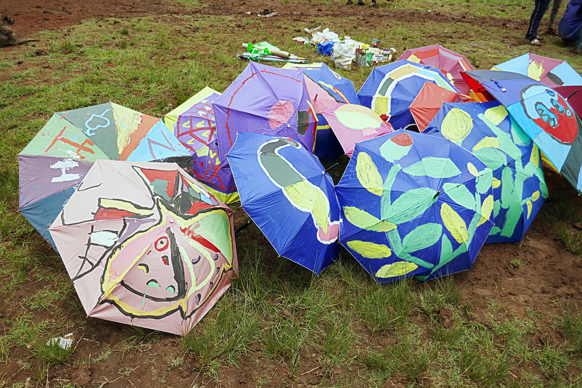Gli ombrelli dipinti dai ragazzi della base di Kawangware