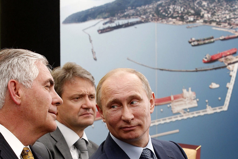 Il presidente russo Vladimir Putin e il Ceo di ExxonMobil, Rex Tillerson, durante la cerimonia della firma dell'accordo tra la compagnia petrolifera di stato russa Rosneft e la  ExxonMobil per le esplorazioni nel mare Artico. 15 giugno 2012. Photo credit: MIKHAIL KLIMENTYEV/AFP/Getty Images