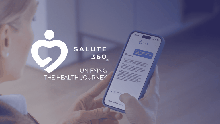 Persona che utilizza l’app Salute360 su smartphone, con interfaccia digitale dedicata all’orientamento nel percorso di cura.