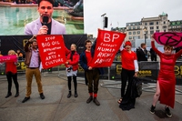 Londra, attivisti di Extinction Rebellion chiedono alla Royal opera house di rinunciare ai soldi di Bp