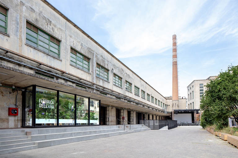 Esterno del B9 alla Manifattura Tabacchi di Firenze con vista sulla ciminiera