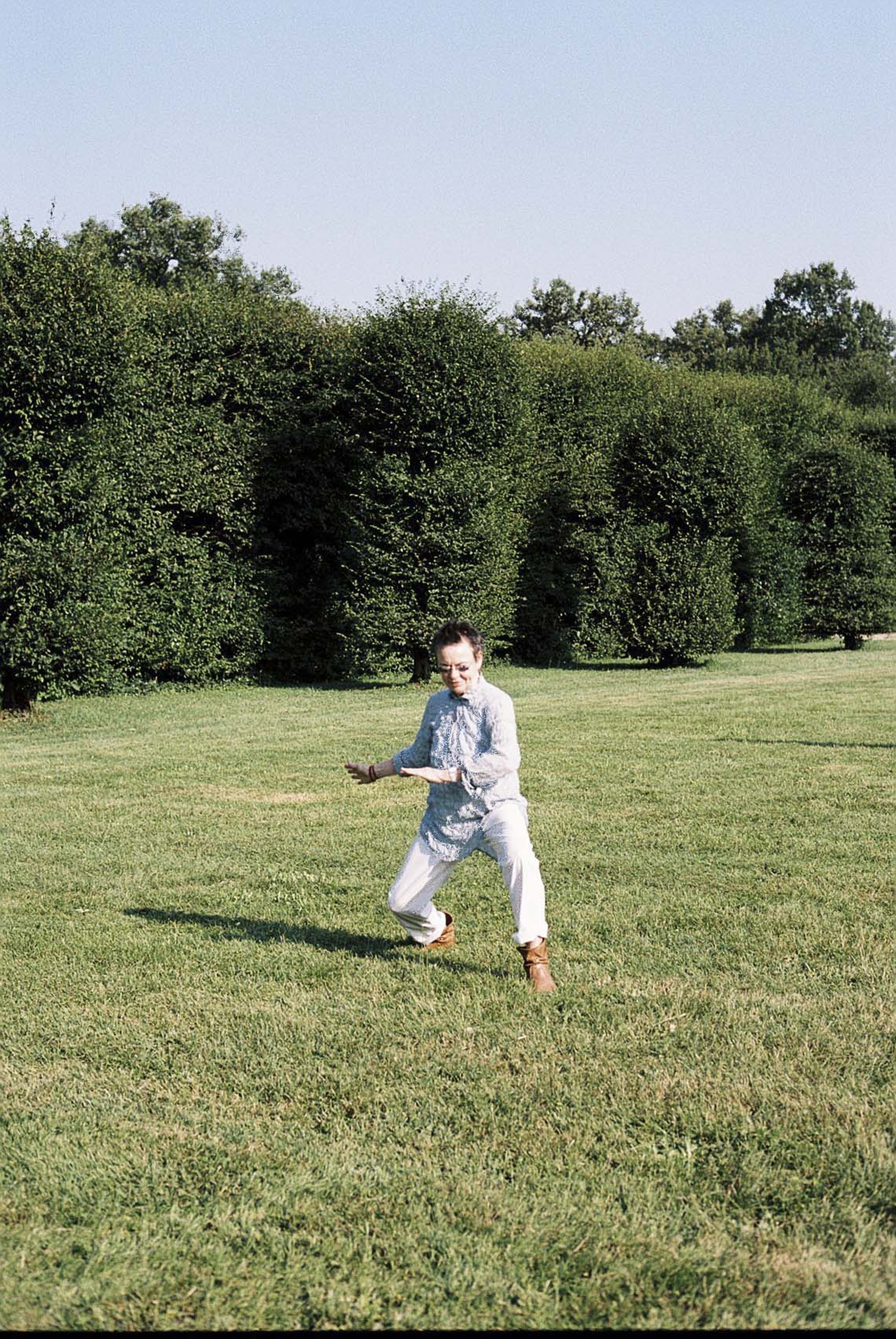 Laurie Anderson mentre pratica tai chi ritratta a Terraforma da Adrianna Glaviano 4