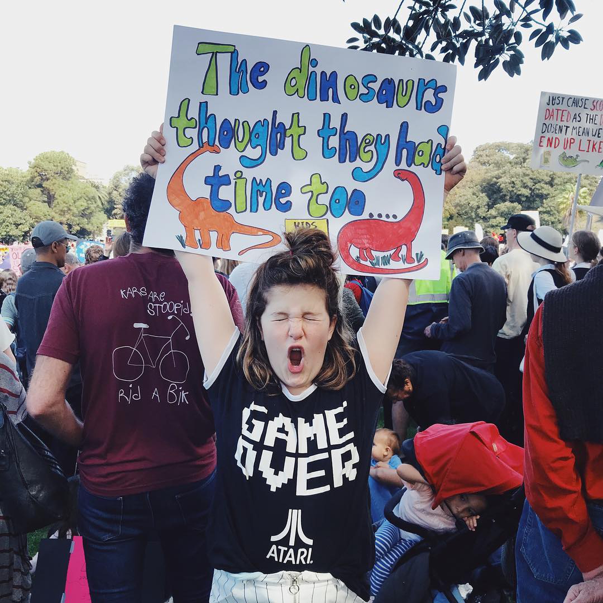 Una ragazza con il suo cartello in Australia
