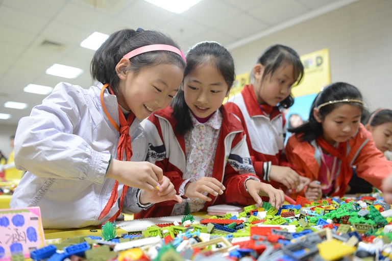 Piccole costruttrici immaginano la loro città del futuro all'evento Lego Build the Change 2014 a Jiaxing in Cina