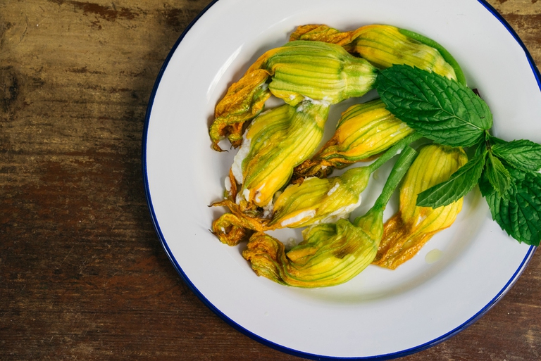 Fiori di zucca ripieni