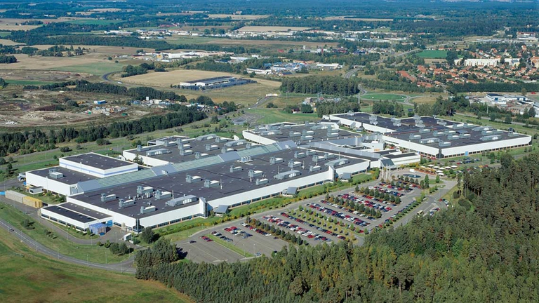 Nel gennaio di quest’anno, lo stabilimento Volvo di Skövde, in Svezia, specializzato nella costruzione di motori, è diventata la prima unità produttiva carbon neutral.