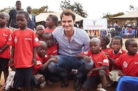Roger Federer dona sorrisi e 50 scuole ai bambini del Malawi