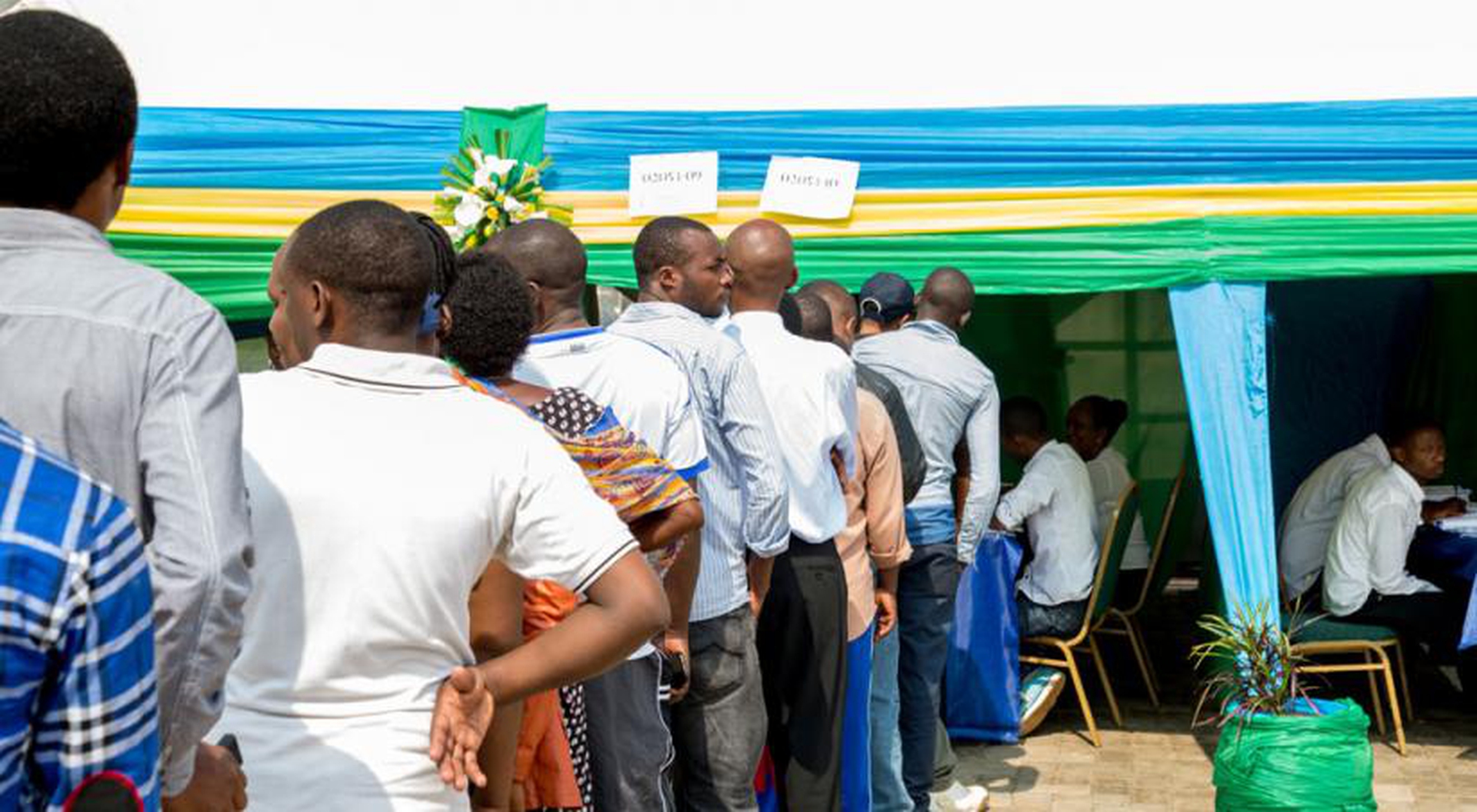 Residents of Nyabisindu Cell queue to cast their vote at Petit Stade parking lot. (Doreen Umutesi)