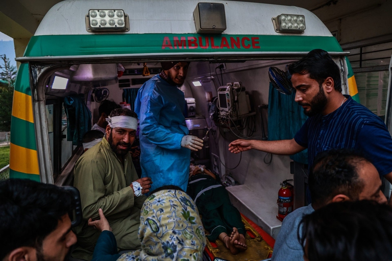 Il soccorso ai feriti dei raid tra India e Pakistan, nel Kashmir