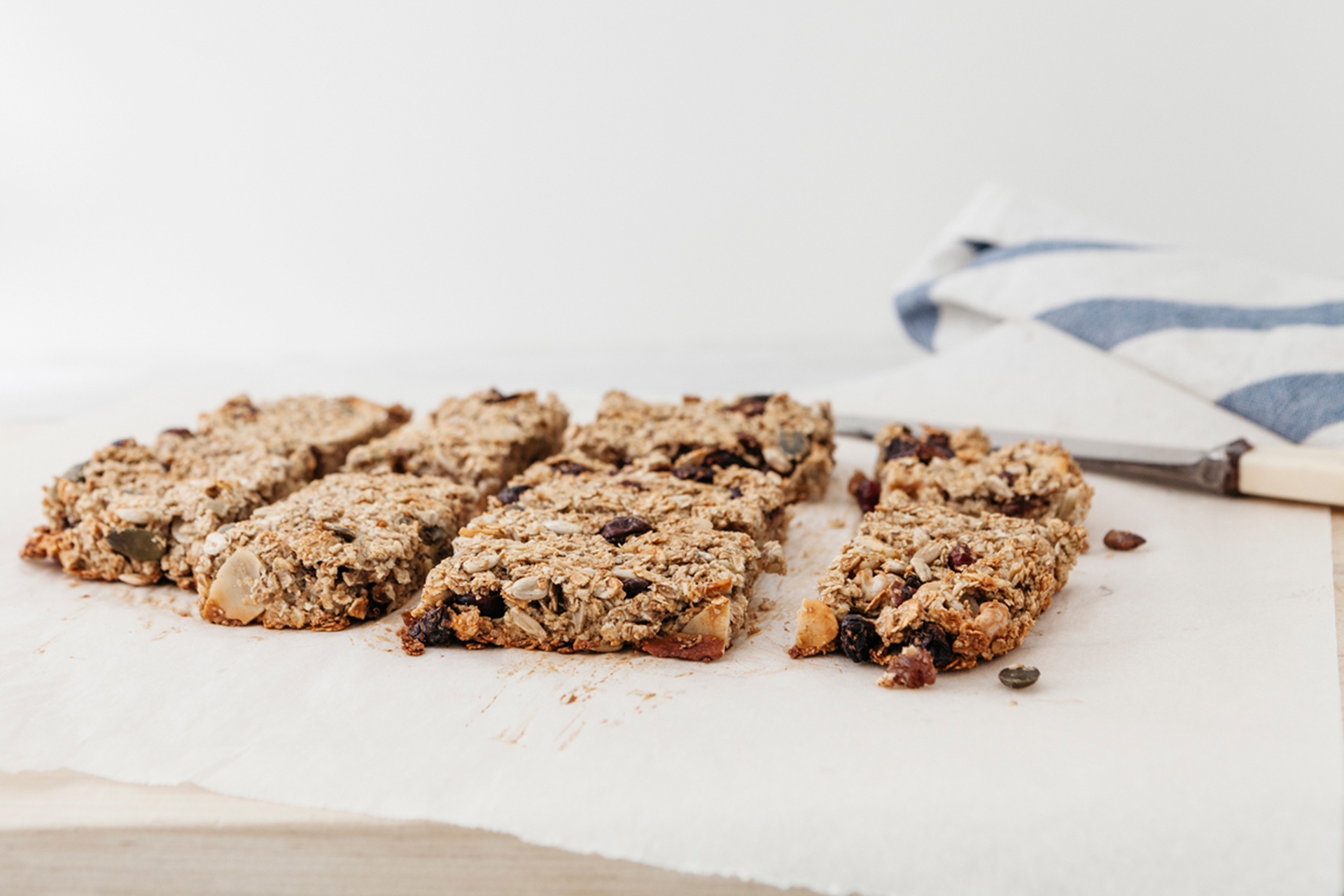 Muesli bars with dried fruit