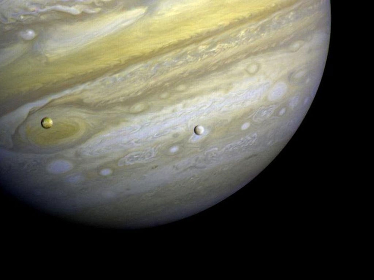 Giove con due dei suoi satelliti, Io (a sinistra) ed Europa. Immagini dalla sonda Voyager 1