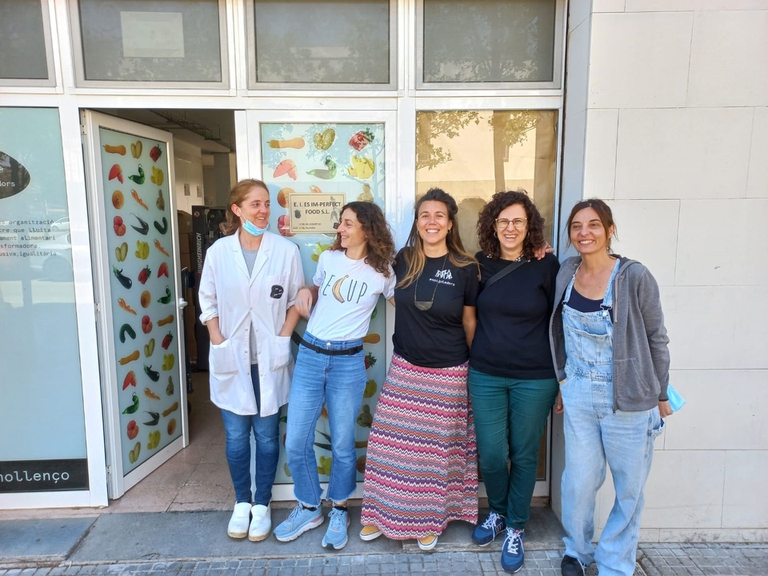 dipendenti di Fundaciò Espigoladors ed Es Imperfect contro lo spreco di cibo