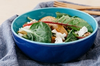 Insalata con pere caramellate e formaggio di capra