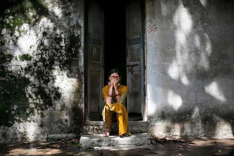 Una vittima di violenza sessuale in India