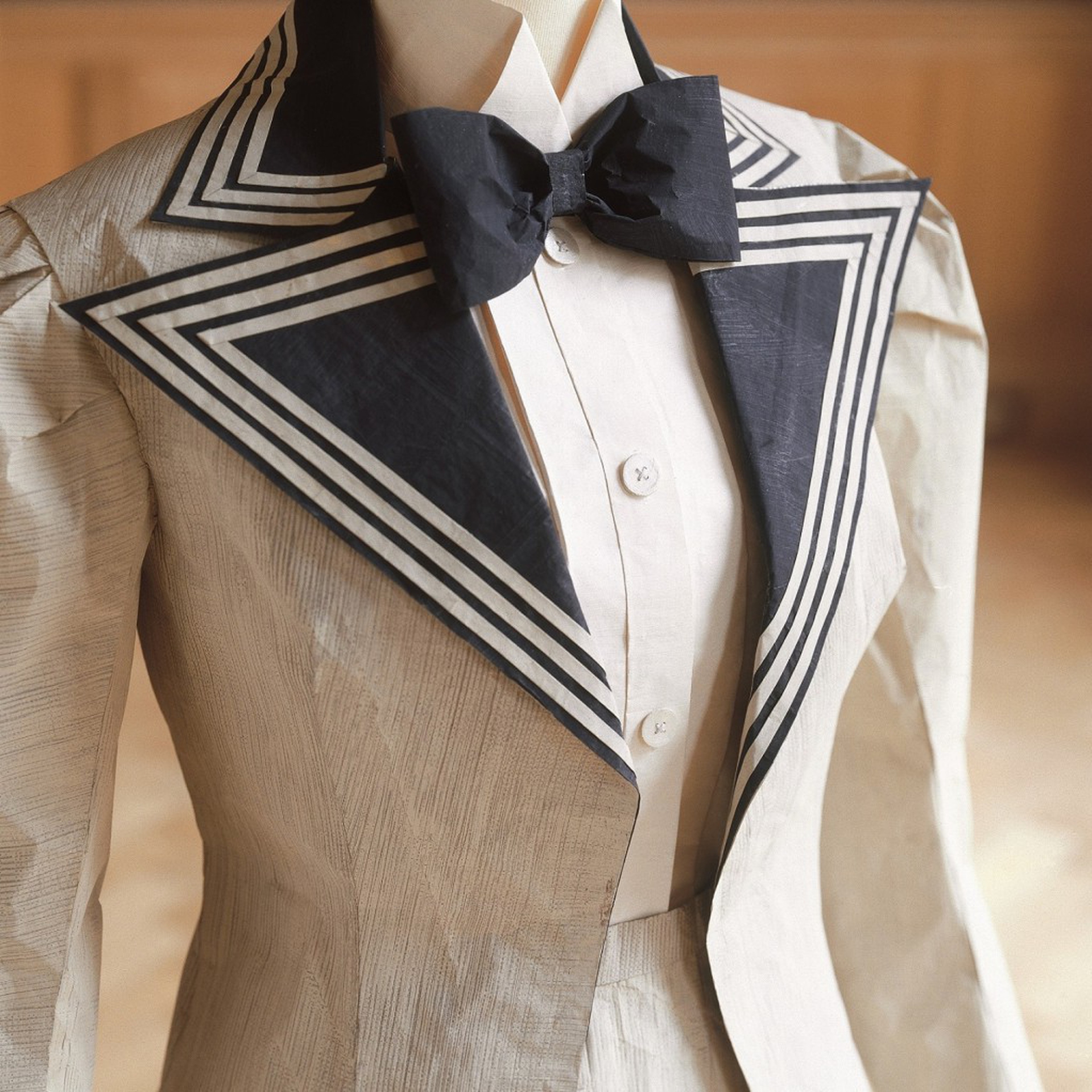 La collezione di abiti in carta alla Villa Necchi Campiglio