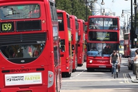 I double-decker di Londra viaggiano grazie al caffè