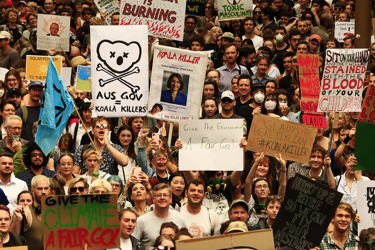 Attivisti protestano contro i cambiamenti climatici a Sidney