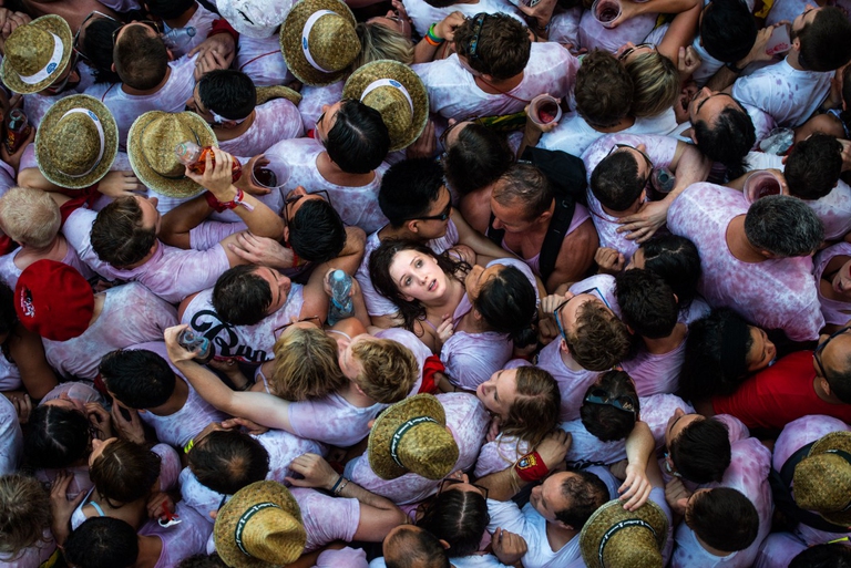 L'apertura della festa di San Firmino a Pamplona, in Spagna, con la tipica corsa dei tori. 6 luglio 2015, Pamplona, Spagna © David Ramos/Getty Images