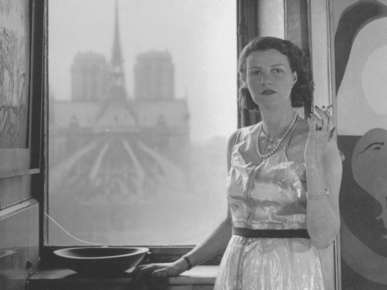 Rogi André (1905 - 1970), Peggy Guggenheim nell’appartamento di Kay Sage, Parigi, 1940, Stampa digitale su carta politenata