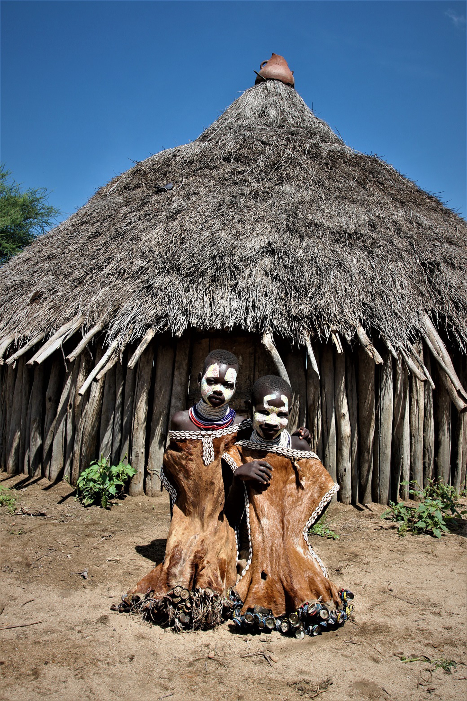 I I Karo si dipingono il corpo ed il volto con calce bianca, argilla, polvere di ferro, cenere di carbone o legno