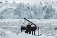 Il pianista Ludovico Einaudi suona tra i ghiacci per salvare l’Artico