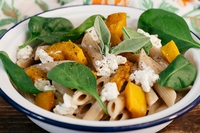 Penne integrali con zucca al forno mantecate con la robiola