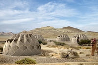 Weaving a home, la tenda per gli sfollati che ricicla la pioggia e genera energia solare