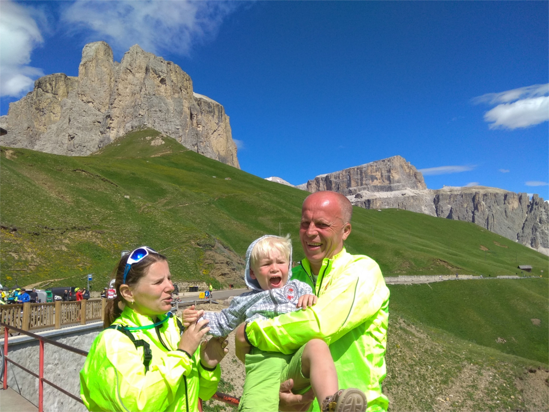 Benjamin e la foto di famiglia al Sella Ronda bike day 2018