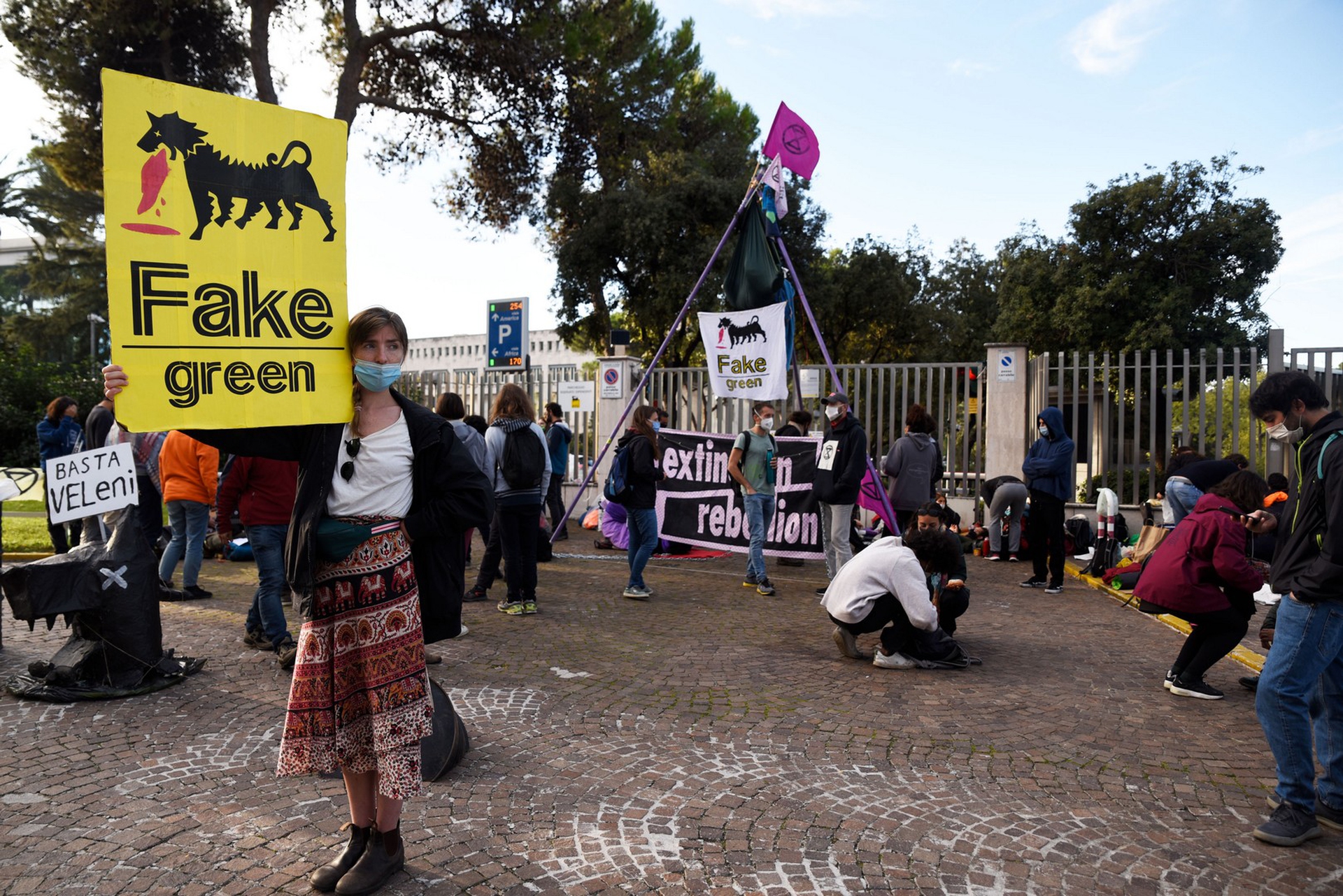 Una settimana di ribellione davanti alla sede di Eni