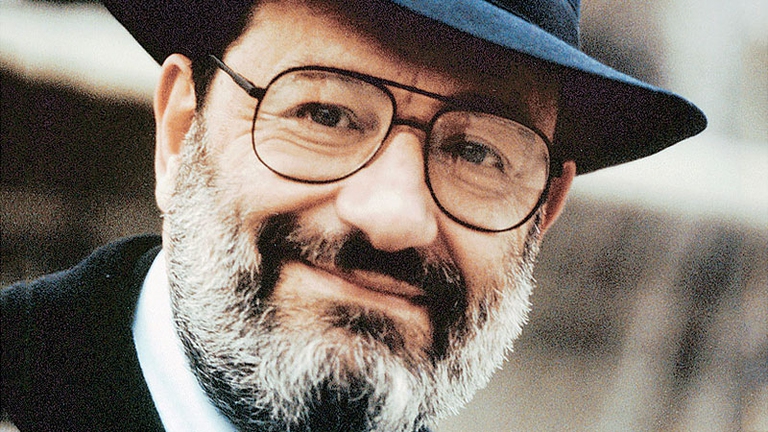 Umberto Eco in una delle sue foto più celebri, all'epoca de Il nome della rosa.