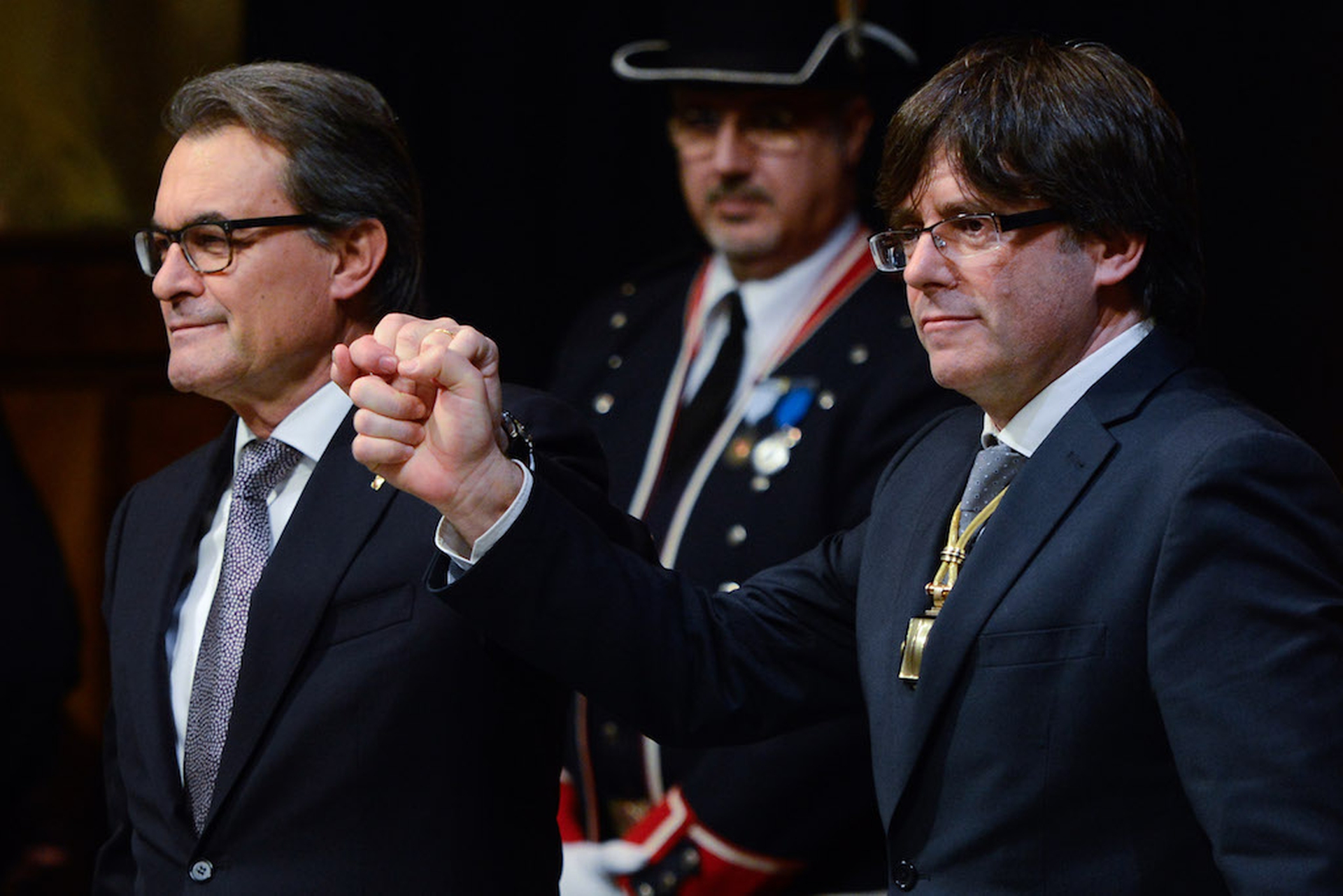 Il precedente presidente catalano Artur Mas con l'incombente Carles Puigdemont