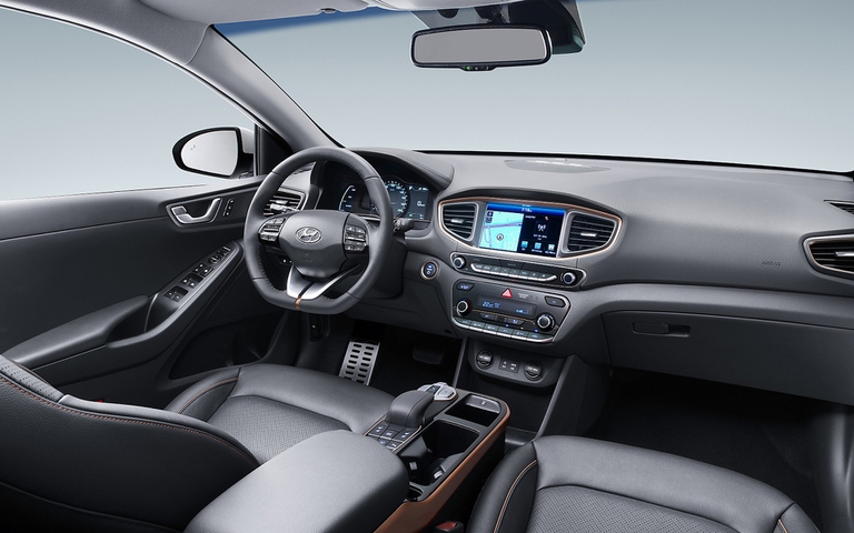 Un’auto elettrica è pienamente sostenibile quando al motore a batteria abbina materiali eco-compatibili. I rivestimenti interni delle portiere di Ioniq Electric, ad esempio, sono realizzati in plastica riciclata combinata con legno in polvere e pietra vulcanica